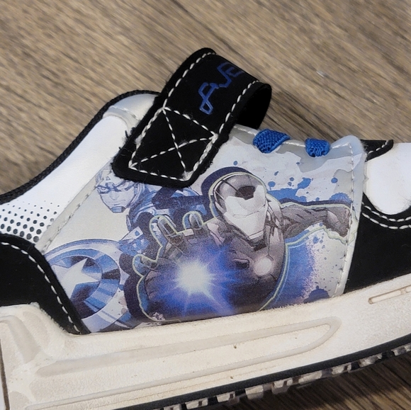 Boy's Marvel light-up sneakers - Picture 2 of 6